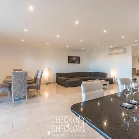 Checkincheckout Panorama Luxury Flat