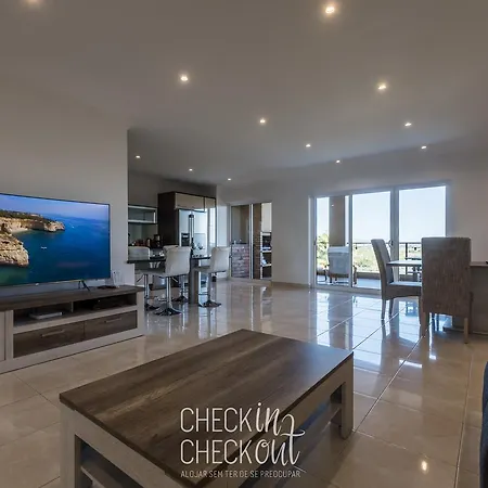 Checkincheckout Panorama Luxury Flat *